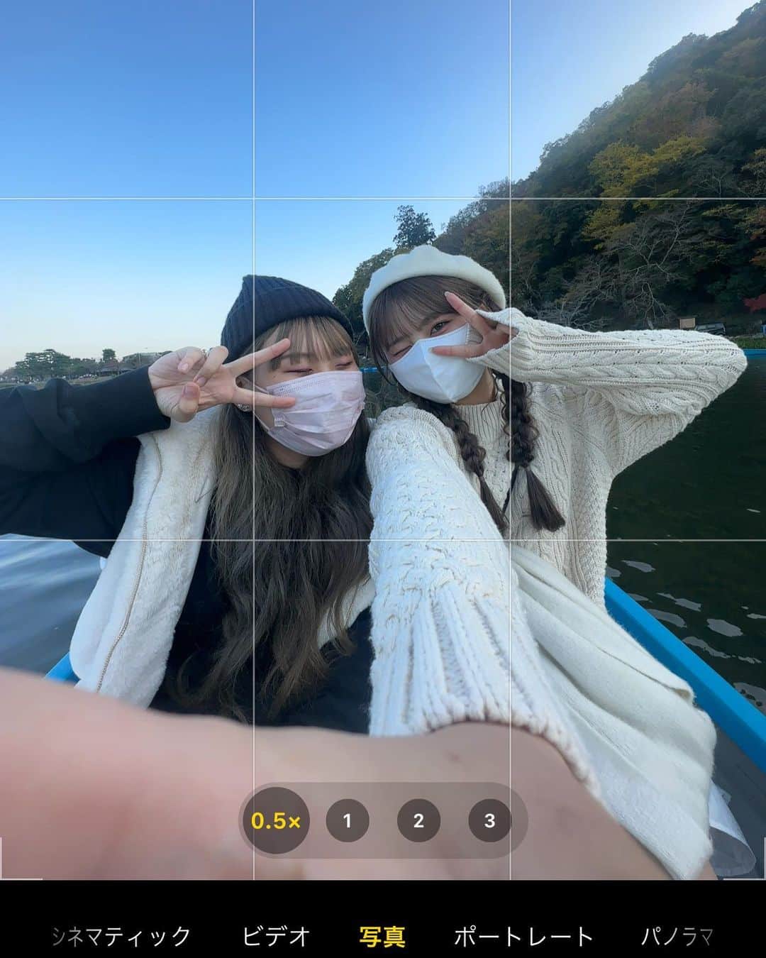宮丸くるみのインスタグラム：「🚣‍♂️❤︎  漕ぐのむずかしくてずっと笑い止まらんかった😂♡  ボートの上でみたらし団子が売っててその場で食べれるのびっくり🫶  ・ ・ ・  #京都 #京都観光 #嵐山 #嵐山観光 #ボート #kyoto #kyotojapan #kyototrip #02」
