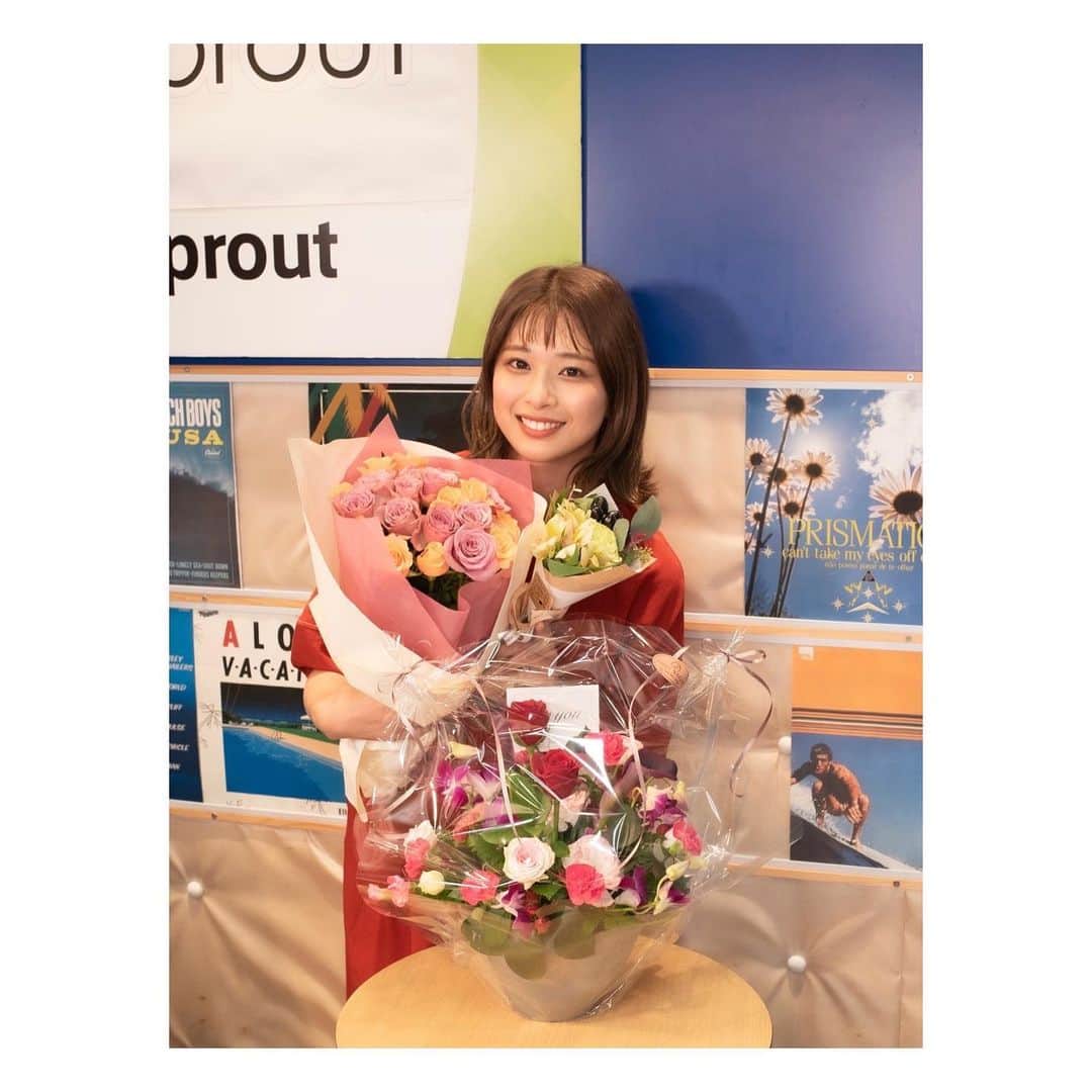 山本里咲のインスタグラム：「🌱ご報告🌱  だんだんと寒くなって来ましたね！ 風邪など引いていませんか？🤧  突然ではありますが、 今月末をもって、大学1年生の頃からお世話になった セント・フォースsproutを退所することになりました😌  geeupsprout、 知られざるガリバーのリポーター、 はやドキ！のレギュラー出演、 めざましテレビのリポーター  などなど...挙げたらキリがありませんが、 数々の宝物のような経験をさせていただきました！ sproutとしての活動は、毎日キラキラしていて 本当に楽しかったです😊  1年生の頃から変わらず、温かく見守ってくださった皆様、 応援してくださった皆様、 本当にありがとうございます😙  あと1ヶ月ではありますが、 セント・フォースsproutの一員としての生活を 存分に楽しみたいと思います！  まだまだよろしくお願いします😊💘 まだまだお世話になります😊🍀  12月末までのお仕事は、残念ながらありません😭 Instagramの更新を頑張ります✊😉」
