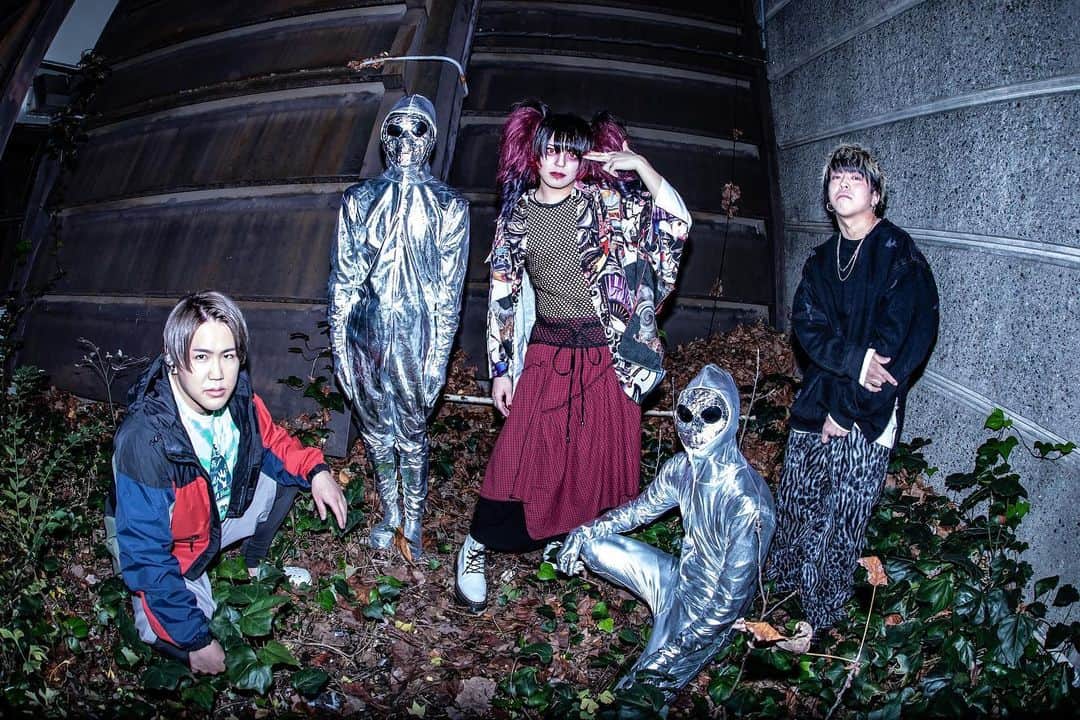 のインスタグラム：「新アー写でございます👽👽  Photograph by @nozomeeeeee」