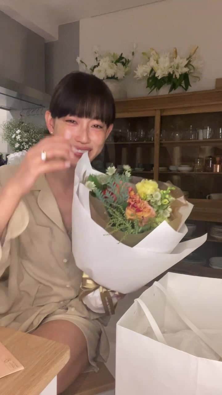 JUNNAのインスタグラム：「@endearspa 🤍  クリスマス限定 🎄Xmasオイルセットギフトボックス/¥13,700(ブーケ付き💐)  🎄Xmasトリートメントギフト券ボックス/¥20,000 (ブーケ付き💐)  🎄Xmas オイルセット＆トリートメントギフト券ボックス/¥33,700 (ブーケ付き💐)  私が式の前に受けたのは ブライダルトリートメント🕊✨  #endearspa #私のご贔屓スパ」