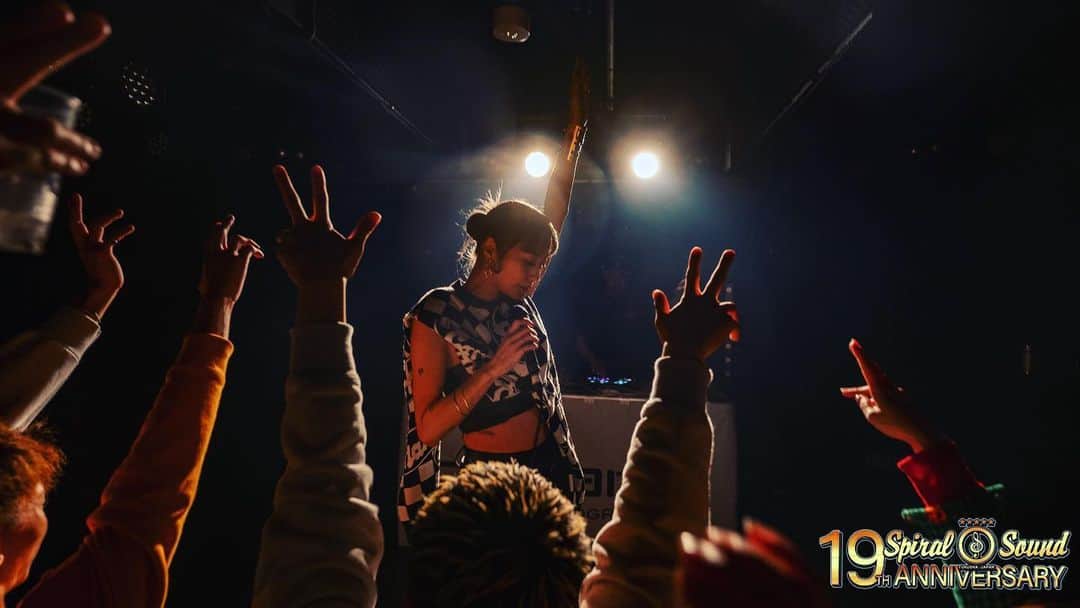 のインスタグラム：「congratss to  SPIRAL SOUND on their “”19TH”” anniv🫀♡  地球の裏側のあんな小さな島の音楽にこんなにも情熱注いで生きてきた これまたこんな小さな島国の仲間たち。  そんな変わり者たちの 伝えたいたいこと拾って理解して 時間使って足を運んでくれるこれまた 変わり者多め(ホントに心からイイ意味w) 自由と音楽を愛するお客さんたち。  それはもうどこ拾っても愛デシタ.  多幸ヨルから朝。(10am lol) 福岡の皆んな尊い。大好き🥺🙏🏻  これからも突っ走ってください Spiral xxxxr xxxxxn sound!!:)  次は20th … 😈ye ❥ ❥」