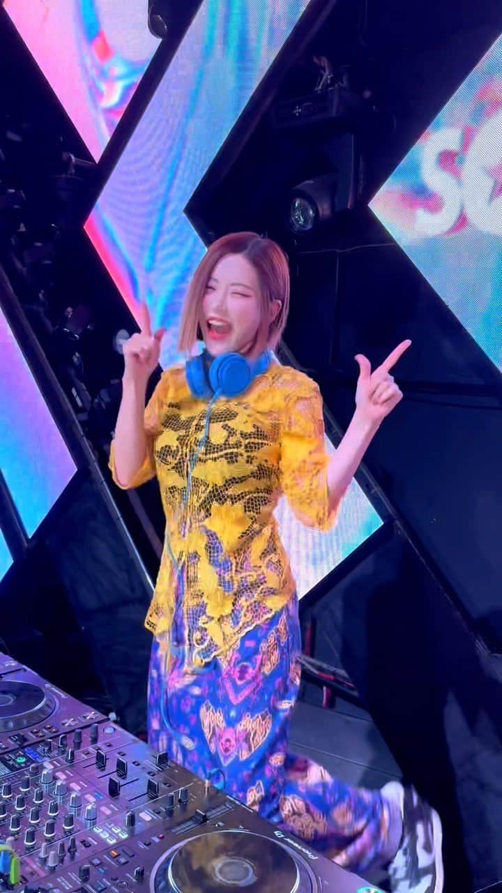 Dj Sodaのインスタグラム：「Apa kabar Indonesia!🇮🇩😘 I’m so glad to be back in Surabaya. It’s been a such a long time since I came here last time. I really missed you a lot!!😭💕Let’s have some fun tonight at VERTIQUE!💛💙」