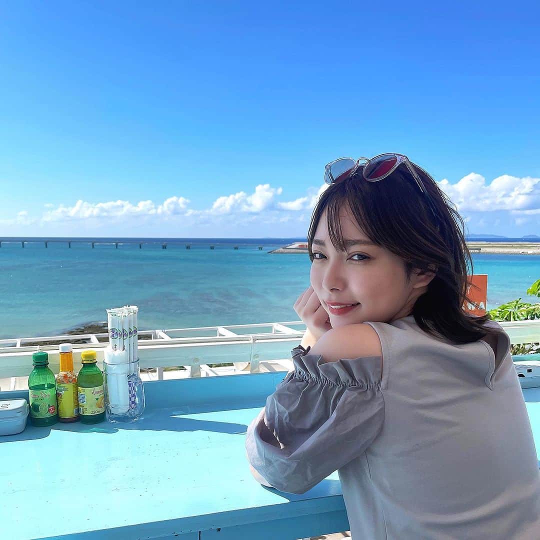 竹本萌瑛子のインスタグラム：「めちゃんこ風強かったけど耐えた . #前髪に拍手 #風強いときはサングラスおでこにつければ髪固定できる #みんなもポケモンゲットじゃぞ〜 #沖縄 #okinawa #ウミカジテラス #瀬長島 #瀬長島ウミカジテラス #青い空青い海」