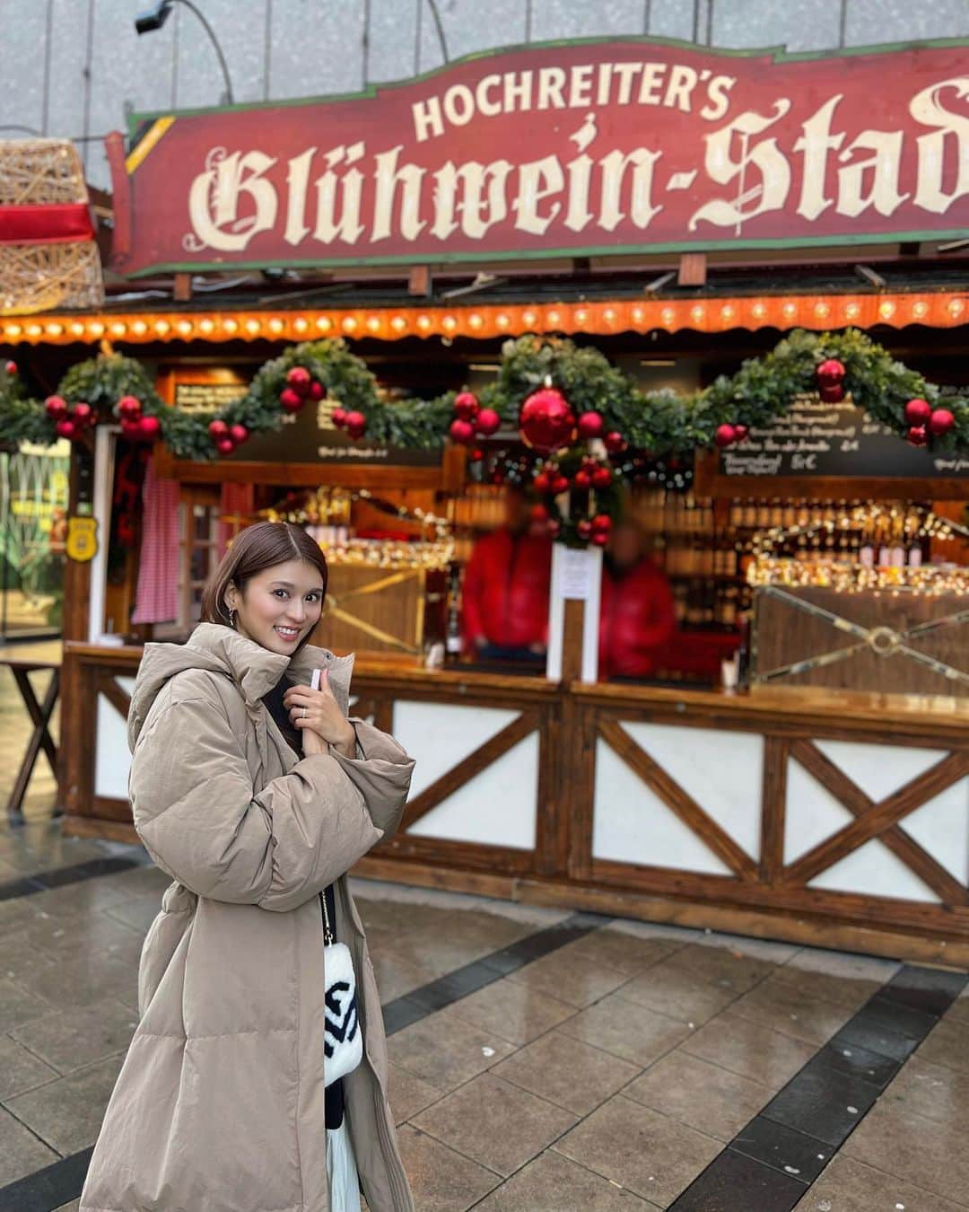 のインスタグラム：「📍Munich, Germany クリスマスマーケットが好き過ぎて 毎日ちょろっと寄っては何かしらGETしている😂🫶  🍁は可愛いおばあちゃんに貰ったの。♡  @trunc88_official のダウンが大活躍🥹✨  #ヨーロッパ周遊 #海外旅行好き #北欧旅行 #ドイツ #ミュンヘン」