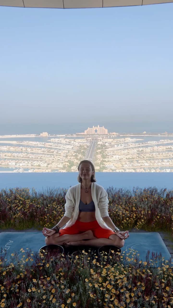 Nataly Osmannのインスタグラム：「Soundhealing in the sky 🤍 my favorite remedy, always calms down and helps to focus on the inside. Thanks to all my friends for coming to AURA SKYPOOL 🌺 by @jetlagvfx  Возобновляю свои классы после долгого перерыва 🙏🏼 9 декабря веду Саундхилинг в Matcha Club в Дубае (ссылку на запись оставила в highlights), а 25 декабря в любимом @ashram в Москве, бронируйте заранее 💕」