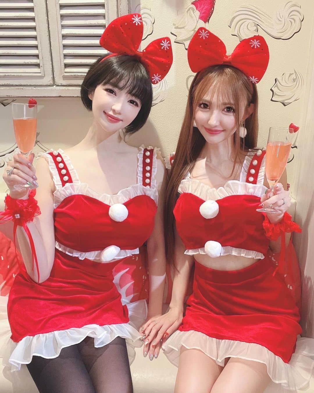 森下悠里のインスタグラム：「りりか姫と❤️  @dress_tika 🎀サンタコス✨✨ 可愛いサンタコスチュームでの 撮影楽しかった💓💓💓  りりか姫が華奢で可愛すぎて リアルリカちゃん💐  うっとりでした😌❤️」