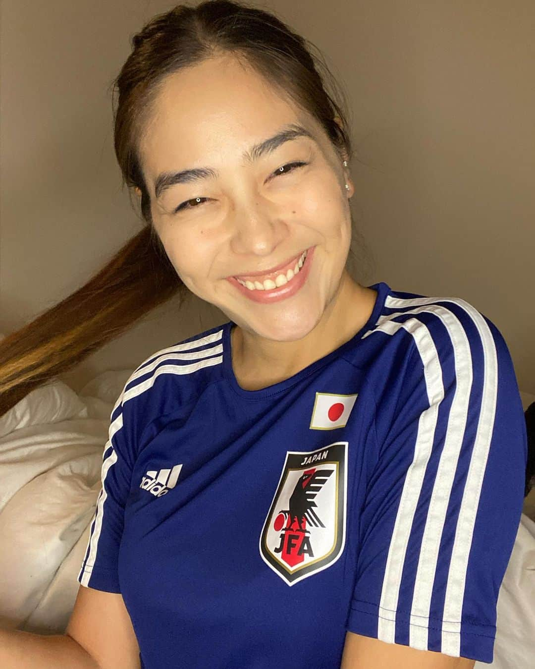 ジョジィのインスタグラム：「今日は日本🇯🇵  ガンバレーニッポン‼︎  さー4時に起きますよー😅  Today I wear Japan🇯🇵  Let’s goooo Nippon !!!!  Okay now I have to wake up 4am 🫣」