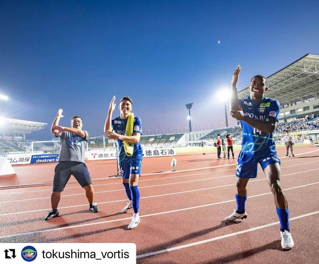 エウシーニョさんのインスタグラム写真 - (エウシーニョInstagram)「Obrigado @tokushima_vortis e todos seus torcedores que 2023 possamos ter um ano de muitas vitórias 🔵🟢⚪️⚽️ #renovação#2023#gratidaodeus🙏 #. Eis que vou hoje pelo caminho de toda a terra; e vós sabeis em vossos corações e em vossas almas que não tem falhado uma só palavra de todas as boas coisas que a vosso respeito falou o Senhor vosso Deus; nenhuma delas falhou, mas todas se cumpriram. Josué 23:14  #Repost @tokushima_vortis with @use.repost ・・・ ➡️2023  🙌🇧🇷✨  #徳島ヴォルティス #vortis #ヴォルティス #wearevortis #lovevortis #徳島 #Jリーグ #フットボール #サッカー #football #soccerskills」12月2日 0時55分 - elsinhoajj