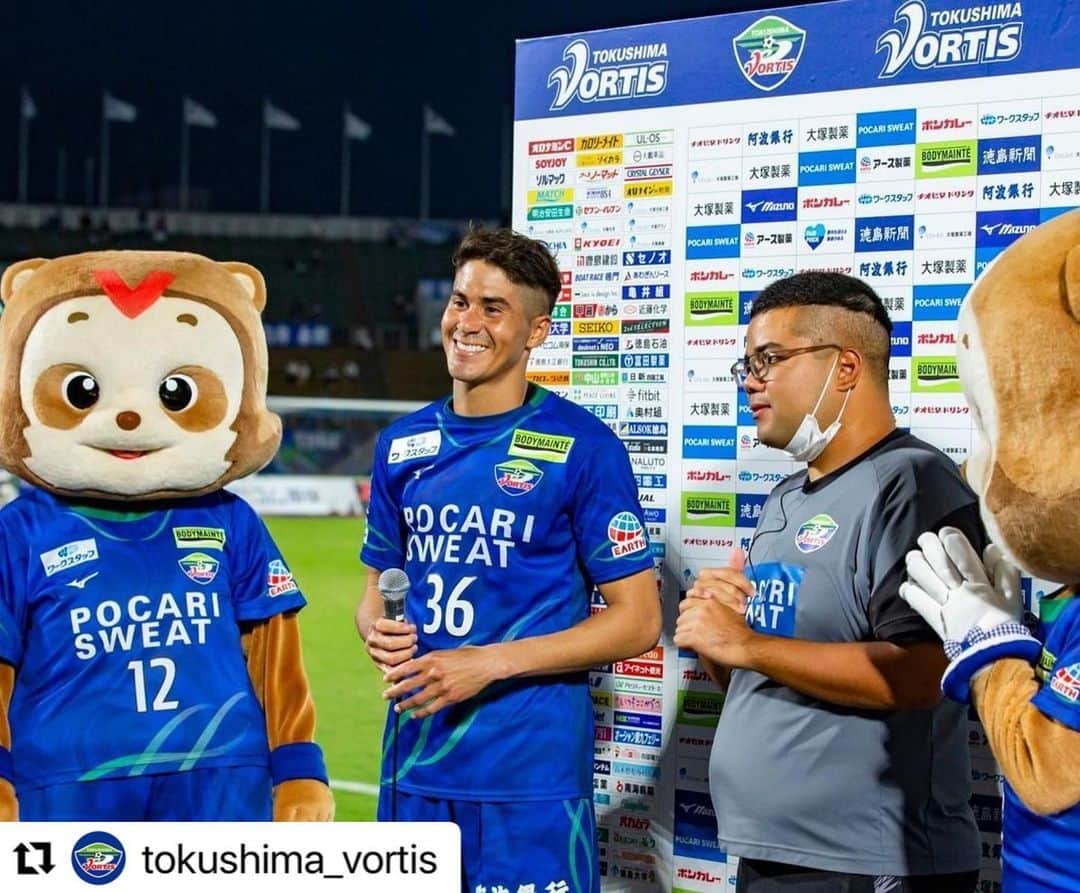 エウシーニョさんのインスタグラム写真 - (エウシーニョInstagram)「Obrigado @tokushima_vortis e todos seus torcedores que 2023 possamos ter um ano de muitas vitórias 🔵🟢⚪️⚽️ #renovação#2023#gratidaodeus🙏 #. Eis que vou hoje pelo caminho de toda a terra; e vós sabeis em vossos corações e em vossas almas que não tem falhado uma só palavra de todas as boas coisas que a vosso respeito falou o Senhor vosso Deus; nenhuma delas falhou, mas todas se cumpriram. Josué 23:14  #Repost @tokushima_vortis with @use.repost ・・・ ➡️2023  🙌🇧🇷✨  #徳島ヴォルティス #vortis #ヴォルティス #wearevortis #lovevortis #徳島 #Jリーグ #フットボール #サッカー #football #soccerskills」12月2日 0時55分 - elsinhoajj