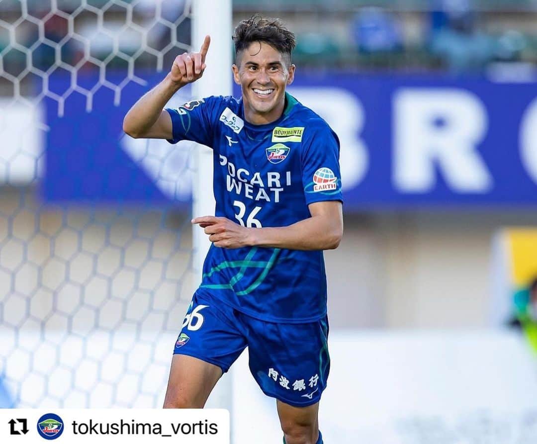 エウシーニョのインスタグラム：「Obrigado @tokushima_vortis e todos seus torcedores que 2023 possamos ter um ano de muitas vitórias 🔵🟢⚪️⚽️ #renovação#2023#gratidaodeus🙏 #. Eis que vou hoje pelo caminho de toda a terra; e vós sabeis em vossos corações e em vossas almas que não tem falhado uma só palavra de todas as boas coisas que a vosso respeito falou o Senhor vosso Deus; nenhuma delas falhou, mas todas se cumpriram. Josué 23:14  #Repost @tokushima_vortis with @use.repost ・・・ ➡️2023  🙌🇧🇷✨  #徳島ヴォルティス #vortis #ヴォルティス #wearevortis #lovevortis #徳島 #Jリーグ #フットボール #サッカー #football #soccerskills」