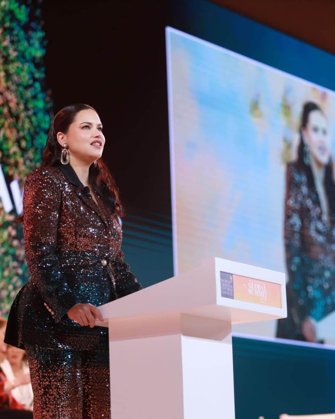 アドリアナ・リマのインスタグラム：「🤍 22nd WTTC SUMMIT,  Global leaders United in one purpose, finding solutions for a sustainable world focusing on nature, climate, communities.  Stylist: @stylememaeve Make Up: @han.alajaji Hair: @jessyhairstyle Outfit: @eliesaabworld Shoes: @giuseppezanotti #GSSaudiArabia #wttcglobalsummit2022」