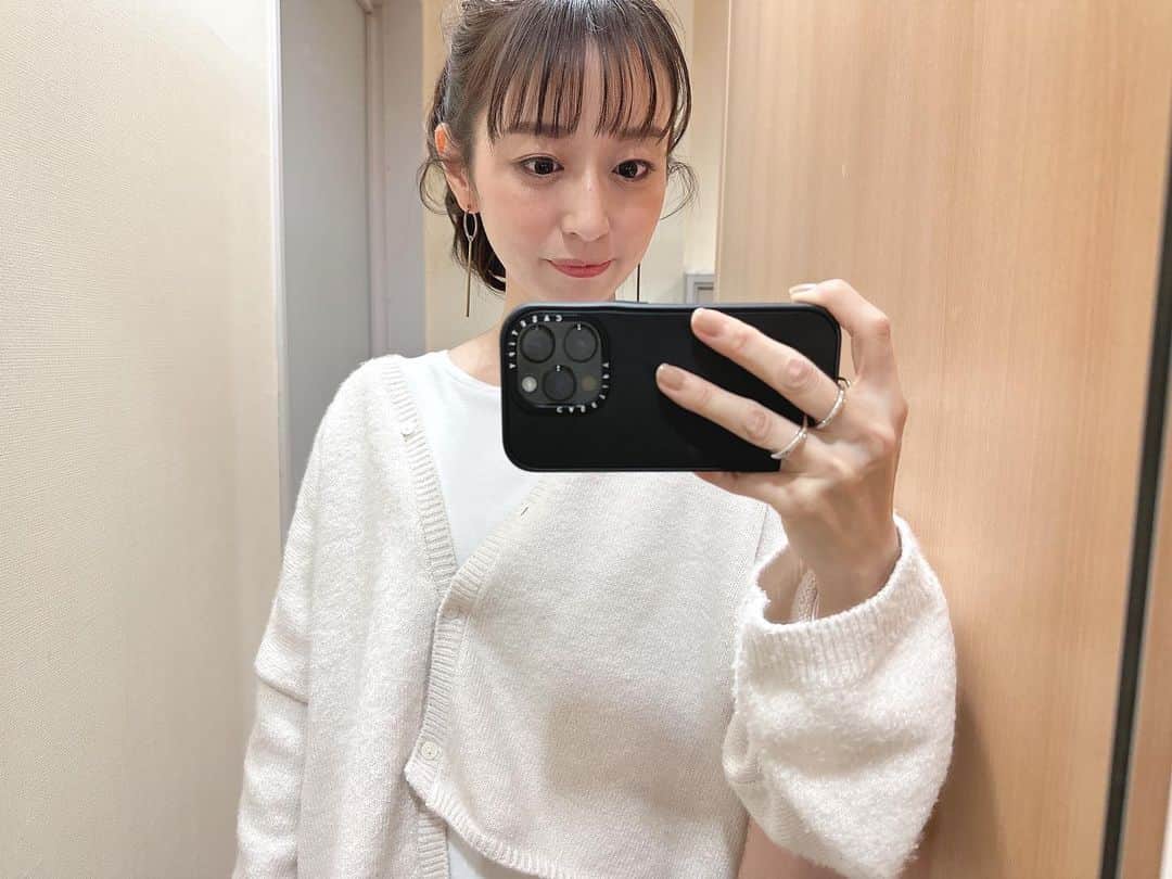 のインスタグラム：「🤍 ラスト1点ですって言われて お持ち帰りせずにはいられなかったカーディガン。 . ボタンをずらして着るのがかわいい♡ . . #m_moussy  #knitwear  #ootd  #ポニーテール #福岡くん #今日は収録でした」