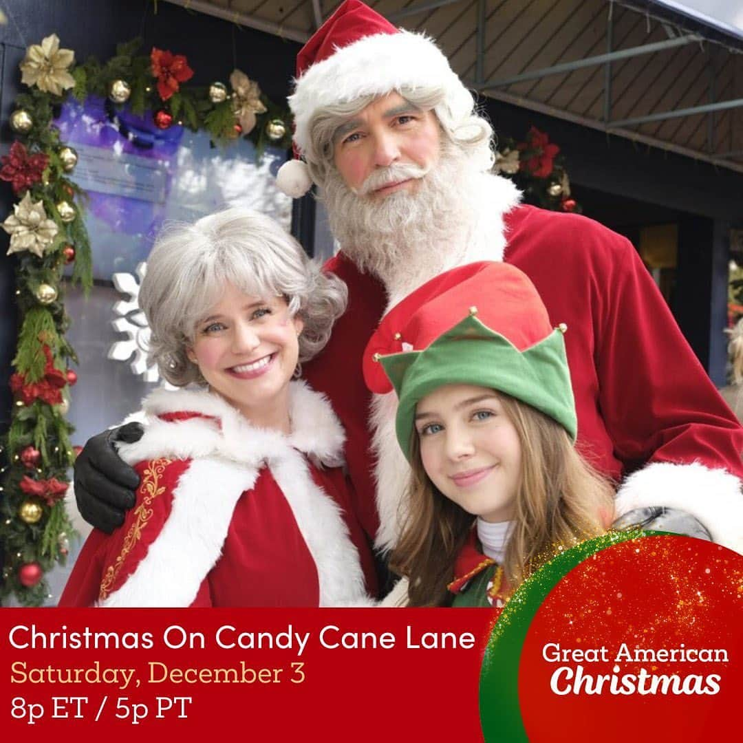 アンドリア・バーバーのインスタグラム：「Can we get a round of Santa-plause for this adorable photo?? 👏🏻👏🏻🎅🏻🤶🏻 Don’t miss CHRISTMAS ON CANDY CANE LANE this Saturday, December 3rd on @gactv! ❤️💚 #ChristmasOnCandyCaneLane」