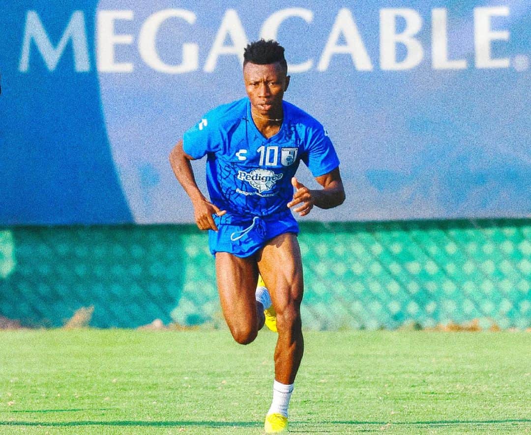 クリフォード・アボアガイのインスタグラム：「Happy new month 🙏🏾💪🏾⚽️🍀」