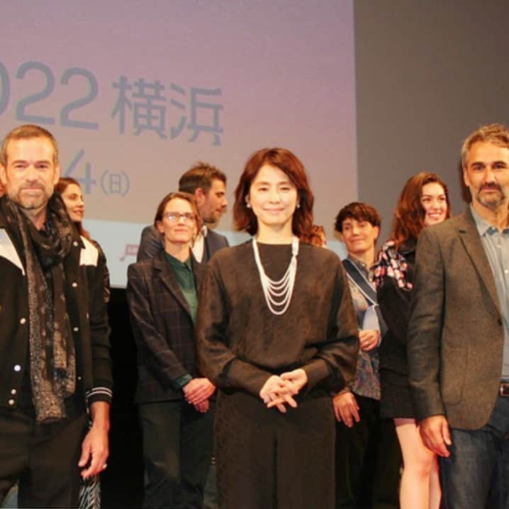 石田ゆり子さんのインスタグラム写真 - (石田ゆり子Instagram)「フランス映画祭2022🇫🇷横浜 いよいよ開幕しました👏🏻👏🏻🇫🇷‼️ 三年ぶりにフランスから 大勢の才能溢れる俳優、監督，プロデューサーの皆さんが日本に来てくださり 楽しんでくださり、日本を好きだと言ってくれる。 そんなことがとても幸せで 才能溢れる皆さんの中に混じって 壇上に立っていると これは夢なのではないか？と 思うほどでした。 この日のために必死で覚えた フランス語の挨拶は みなさんにはどんなふうに聞こえたのだろうか👀😭 今回のオープニング上映は 「EIFFEL」 パリのシンボルエッフェル塔の 史上もっとも壮大な設計… 主役のロマン・デュリスさんと監督のマルタン・ブルブロンさんに 挟まれて、これ夢ですか状態な 私です。 #フランス映画祭2022 横浜」12月2日 2時34分 - yuriyuri1003