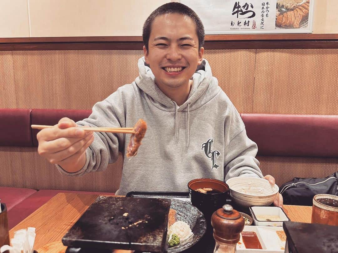 八島諒のインスタグラム：「. 12月ですねぇ。 頭が寒いよぉ。 . . #坊主 #男 #漢 #最強 #喧嘩 #坊主になったリョウ」