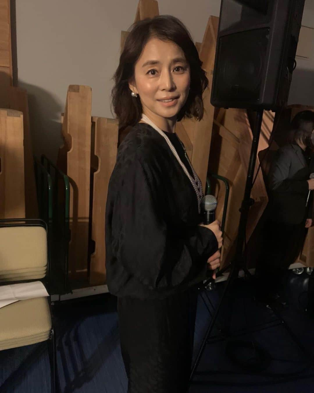 石田ゆり子のインスタグラム：「フランスから来た🇫🇷ゲストのみなさんたちは 楽しそうに語らい，笑い、 肩をたたきあい、ハグをする。 ここは横浜。でも、すでにそこはフランスのようでした。 わたしがフランスに行くと 途端にむくむく元気になるのは 人々が皆、とても素直に 人間らしく生きているから、なんだろうな。 そのように感じるのです。 #フランス映画祭2022横浜」