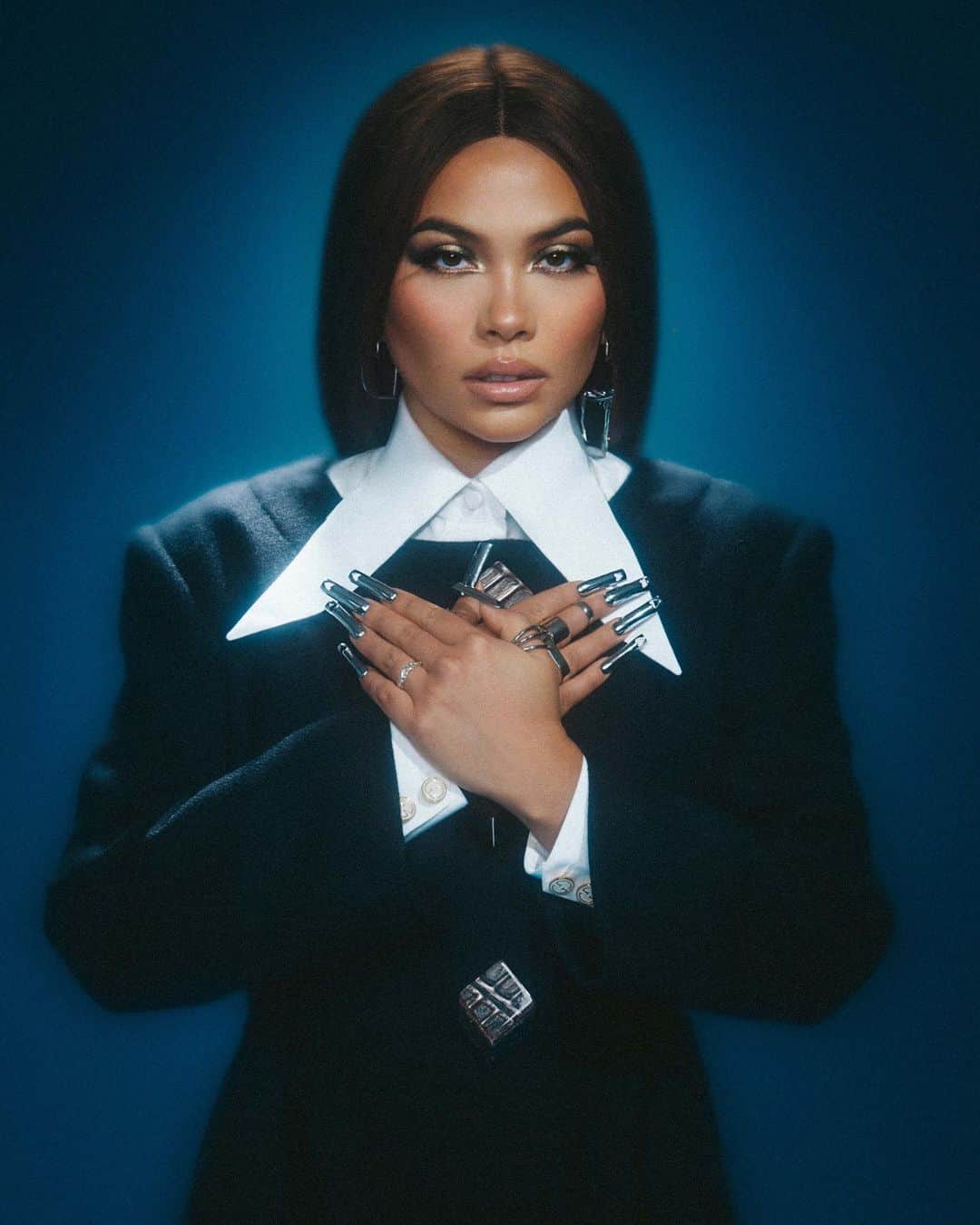 ヘイリー・キヨコのインスタグラム：「The longer the hair, the closer to Lesbian Jesus 🖤🌈  Thank you @papermagazine for such a stunning shoot and thoughtful interview. Link in story✨  photo & cd @gracescuitto stylist @allthreeheathers story @betteroffalone.mp3 make-up @marlavazquez  hair @thisisbabe set design @crystalgeller @rckypcky nails @nailsbymexyy photo assist @money_sh0t style assist @thatssosav @lucysylvester production assist @maliasine  editor in chief @justintmoran editorial producer @trashfengshui」