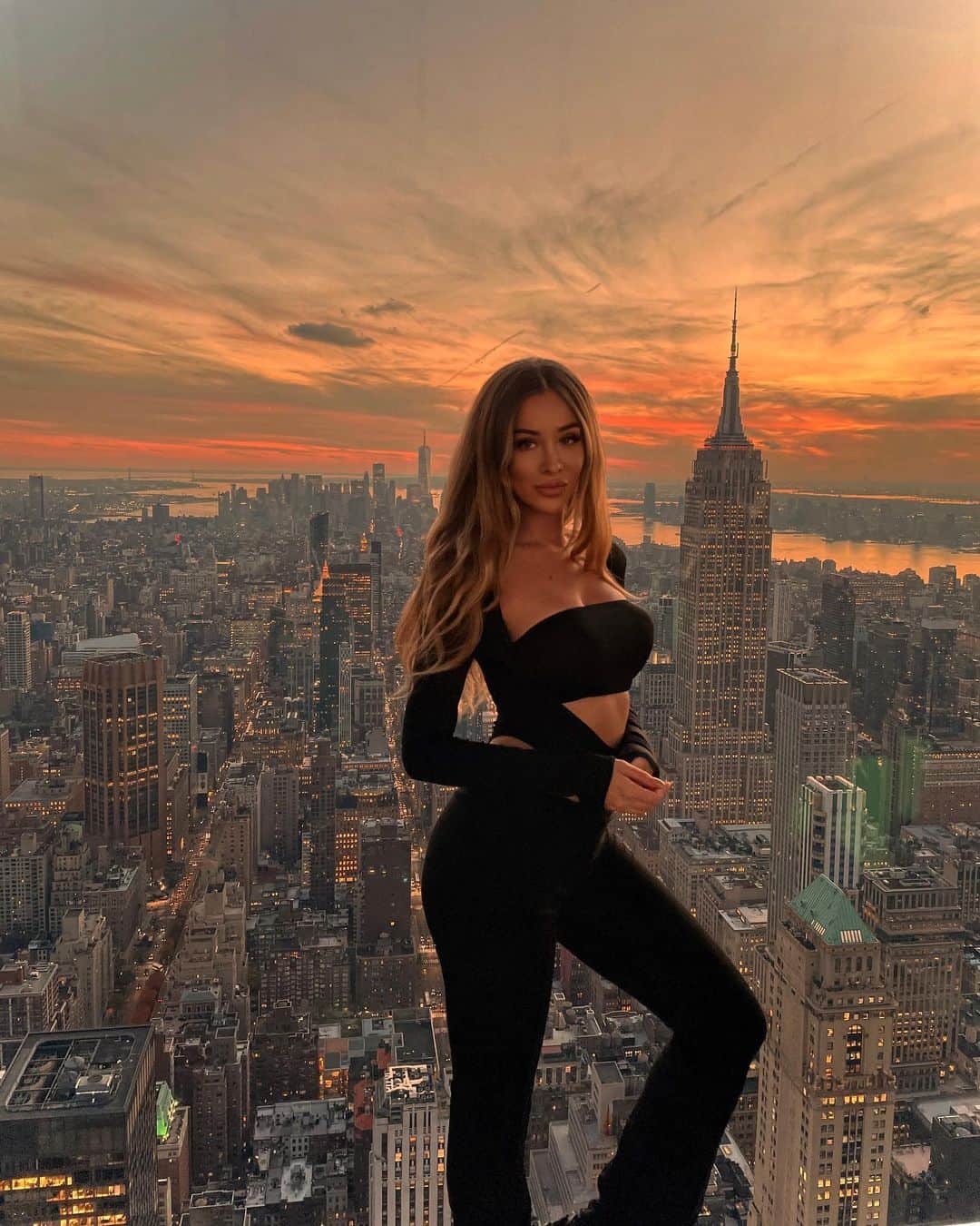 Erika Auroraのインスタグラム：「🌆🧡☁️」