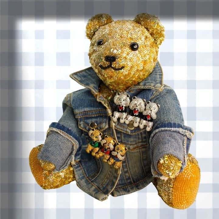 バトラー&ウィルソンのインスタグラム：「It’s the first day of advent! 🌟  What better way to start the count down to Christmas than with Simon’s top pick!   The ‘Three Wise Crystal Teddy Bear Brooch’ will be on QVC tomorrow night at 8pm.   Which colour is your favourite? 🧸」