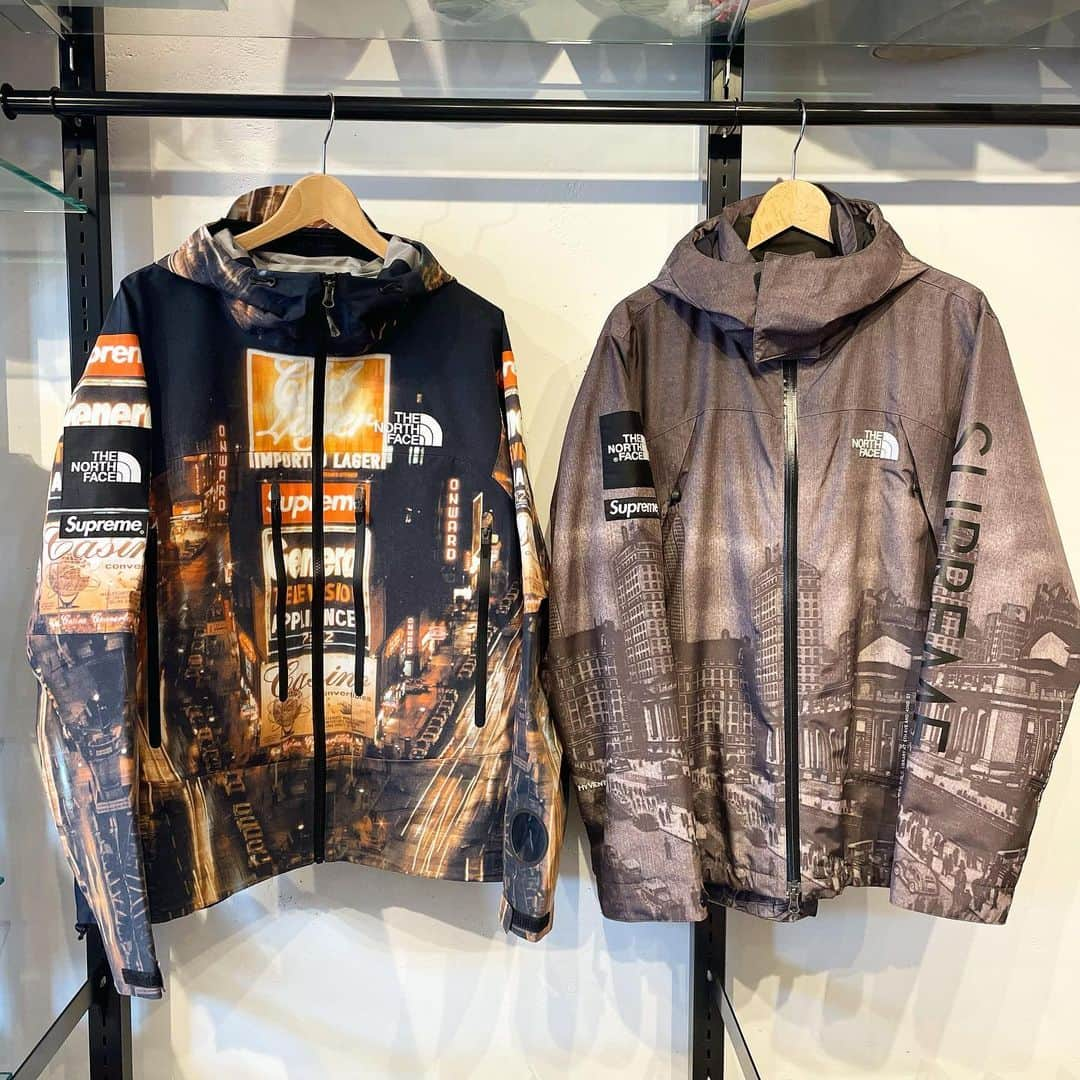 fools_judge_streetのインスタグラム：「SUPREME ×THE NORTH FACE 08SS&22AW!  SupremeNewYork🗽  プロフィール欄より、 オンラインストアページにアクセスできます。 ※その他ご不明点は店頭または、 DMまでお問い合わせください。  如有任何疑问，请在instagram上留言。 欢迎浏览我们的网上商店以及光临我们在原宿的实体店。  For inquiries, please message us on instagram. Please confirm our online store. Thank you.  #supreme #supremeforsale #supremenyc #supremenewyork #supremenorthface #thenorthface  #シュプリーム #foolsjudge」