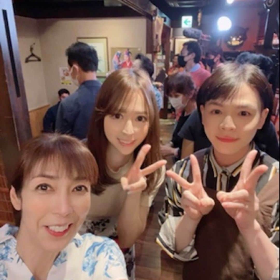 奥村美香のインスタグラム：「映画「風が通り抜ける道」 東京プレミアム試写会が行われます✨ 出演してます✨  私の役は具志堅さん、大林素子さんが居酒屋をしていてそこのバイト役をしています🥺 　 ■１２月１９日（月） ■ 豊島区民センター ■ 東京都豊島区東池袋１丁目２０－１０ ■ 03-6912-7900 １８:１５開場 １８:３０開演 ※上映終了後、監督・出演者スピーチ🎤    ・鑑賞一般普通券(８F） 　 風道限定お土産品付き　 　１枚：２５００円    ・ 鑑賞VIP席券（9F)       風道限定お土産品付き　 　１枚：３５００円  「ご希望枚数　最終リマインドメール」を 頂けたらと存じます。 ※先着様が優先になります為、 　ご希望枚数をご用意出来ない際は、 　申し訳御座いませんが、 　ご了承の程、お願い致します。  feelpicturesjp@gmail.com   制作事務局 熊井宛  /////////////////////////////  【風が通り抜ける道：出演者】 　比嘉梨乃、山田邦子、藤木勇人 　SHINOBU（元DA PUMP） 　具志堅用高、大林素子 　未來貴子、ケニー大倉、沖直未 　三浦浩一、Bro.KORN、塩谷瞬 　いーどぅし、大木凡人  【沖縄タイムス（10/8記事）】」