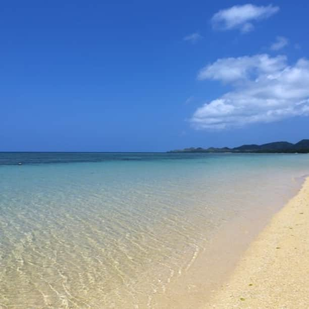 石垣シーサイドホテルのインスタグラム：「南ぬ島へ、おーりとーり 八重山諸島の石垣島、川平(かびら)湾の近く、底地(すぐじ)湾に建つ「石垣シーサイドホテル」です。  少し足を伸ばして、島の最北端に位置する平久保崎まで来てみましたが、ホテルか町の方に戻りましょう♪  ここから行かれる、注目の観光地は３所、  石垣島に行ったら是非見たいサンセットスポット「サンセットビーチ」、素敵すぎて写真映え間違いなしです！ 1日の終わりに…、旅の終わりに…、絶景のサンセットをゆっくりと眺めて最高の締めくくりにしましょう♪  伊原間周辺で昼食を食べるなら？必ず出てくる名前は「明石食堂」「新垣食堂」「かーら屋食堂」、どれが１番なんて言えません。 行って、自分で食べて自己No1 を探しましょう♪  最後は、 ”海へ抜けられる洞窟"として知られる「伊原間サビチ洞（サビチ鍾乳洞）」、海底隆起で石垣島ができたのと同時期の約3億7000年前に誕生した鍾乳洞です。 大ウナギの棲む池や、神様が宿る岩があるパワースポットとしても注目！さらに、洞窟探索に加えて歴史的な伝統工芸品まで見ることができる興味深い観光地としてもオススメです。  石垣島でのんびりして行きませんか？  #日本 #japan #沖縄 #okinawa #八重山諸島 #yaeyamaislands #石垣島 #ishigakiisland #石垣シーサイドホテル #ishigakiseasidehotel #休息 #rest #底地湾 #sukujibay #底地ビーチ #sukujibaybeach #サンセットビーチ #sunsetbeach #サビチ洞 #sabichidou #sabichicave #伊原間 #ibaruma #明石食堂 #akaishi-shokudō #新垣食堂 #aragaki-shokudō #かーら屋食堂 #ka-raya_shokudō」