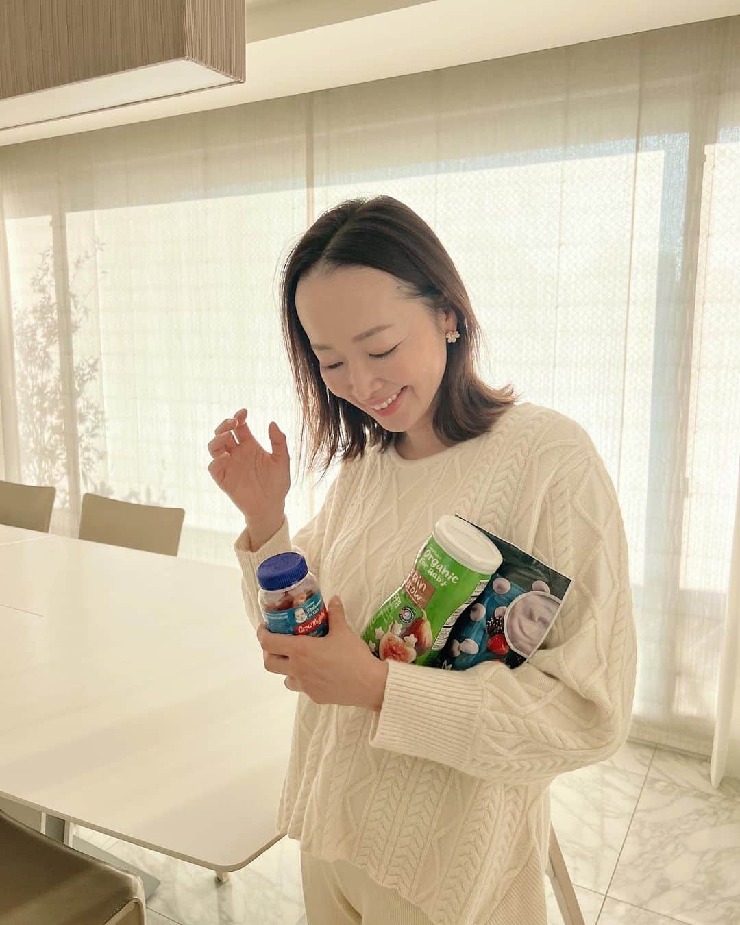 のインスタグラム：「おやつ時間🧡💛💚💙  もう何年も愛用してる自然派のサプリやオーガニック製品が揃うiHerb🌱  子供のおやつもよくオーダーするのですが、今回は合成香料・人工着色料不使用の安心安全設計のベビー栄養食ブランド Gerberのスナックとマルチビタミンのグミをオーダーしてみました🛒  小さいときから食べていて、5歳の今もまだ好きなPUFFSとYogurt Melts. 娘が好きなのは、ストロベリーやブルベリーなどのベリー系の味🫐🍓  ヘルシーなおやつも好んで食べているので、親としてはなんだか安心な気持ちに☺️  以前は海外へ行った際にまとめ買いしていましたが、iHerbを知ってからは定期的にオンラインかアプリでオーダーしています👍🏻💚  @iherbjapanese  #iherb #gerber #iherb愛用品 #iherbサプリメント #snacktime」