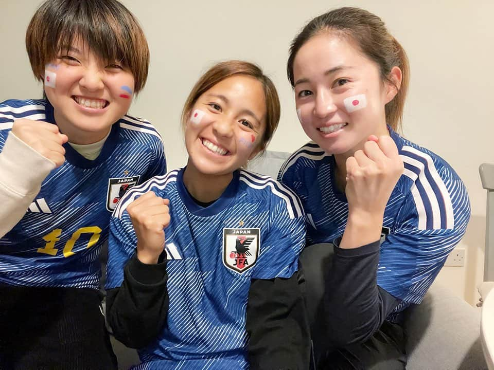 清水梨紗のインスタグラム：「. 日本🇯🇵  めっちゃ盛り上がって 応援してました✨✨ サッカーって何が起こるかわからないし、 最後までいろんな気持ちの中試合を見てて 楽しすぎた💙💙  顔にペイントして🥸笑  次も全力応援📣  #日本代表 #samuraiblue  #worldcup」