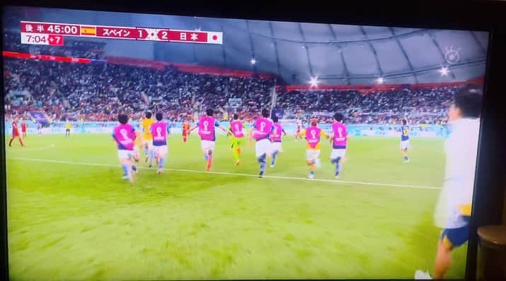 鈴木ゆまのインスタグラム：「ありがとう日本🇯🇵🇯🇵🇯🇵  #japanfootball #ドーハの歓喜  #一瞬の奇跡は緻密な細部」