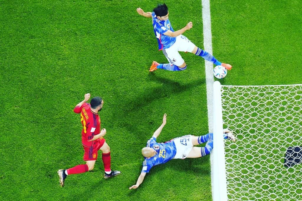 PASSER のインスタグラム：「日本代表スペインに勝った！！！三笘薫選手だから間に合ったゴールアシスト⚽途中出場で必ず結果出す！世界のディフェンダーを圧倒するスピードとドリブル 守備もうまい！！次の決勝トーナメントからは先発で^^」