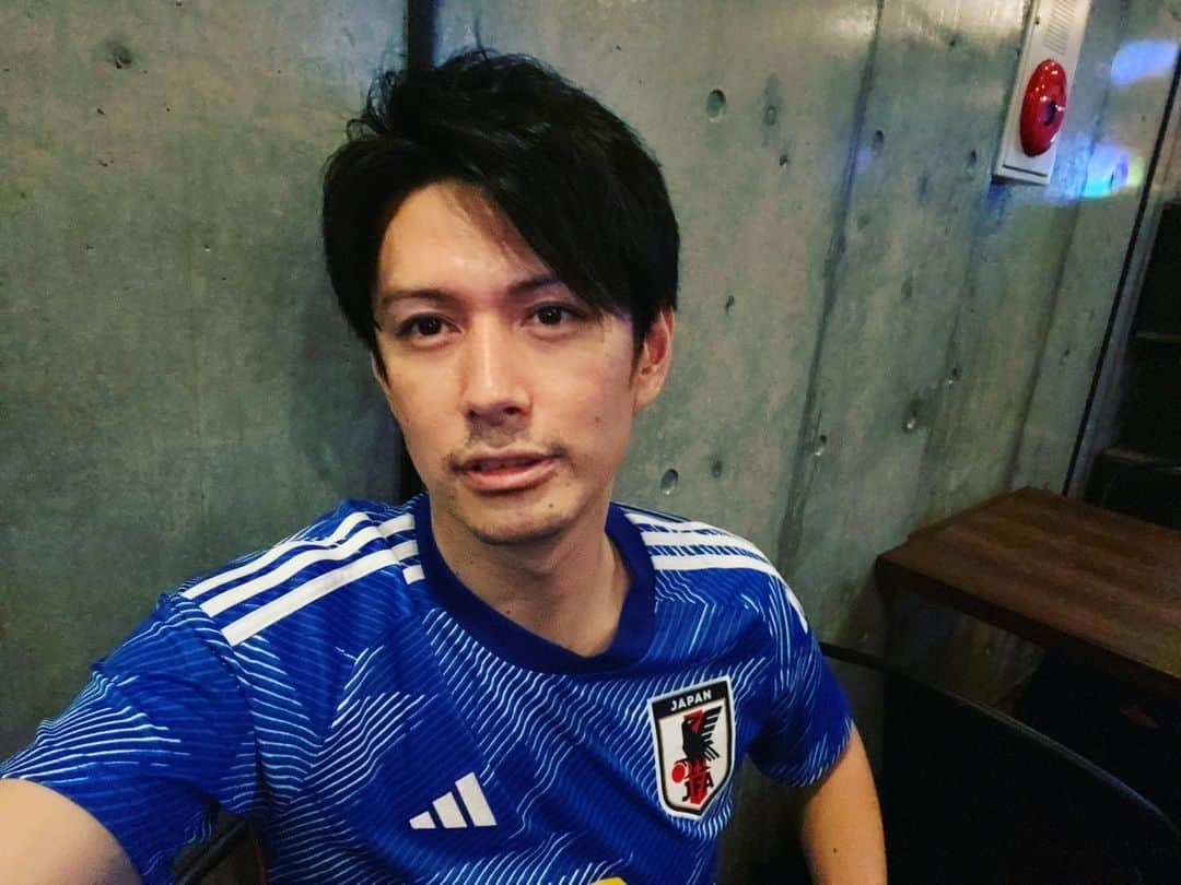 加藤仁志のインスタグラム：「目が赤くなってますね。 泣いたのか。寝不足なのか。アドレナリンからか。瞬き不足か。 またもう1試合この緊張と興奮を味わえる喜びと 1試合でも長くこのユニフォームを着て応援できる喜びをただただ噛み締めております。 94年アメリカ大会、あのドーハの悲劇の予選。ゴン中山選手がゴールラインギリギリのボールを諦めずスライディングして角度のないシュートを決めた姿を見てからサッカーにハマり 今日は三笘選手がゴールラインギリギリのところを諦めずにクロスを上げ歴史が動きました。 日本代表の最後まで諦めない心は確実に受け継がれてますね。 次はクロアチア戦🇭🇷 みなさんサッカーの歴史が変わる瞬間をまた見届けましょう！🔥 #サムライブルー #日本代表 #2022ワールドカップ #三笘薫 #スペイン戦 #モドリッチ #ペリシッチ #対策を #samuraiblue #新しい景色を2022」