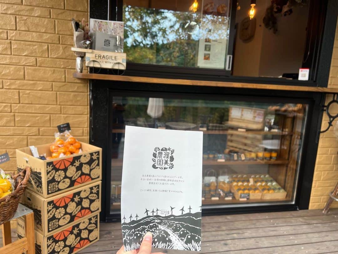太田紅葉さんのインスタグラム写真 - (太田紅葉Instagram)「#渥美農園   浜松市北区滝沢町にある『@atsuminouen2nd』さんに🍊  昭和から続く柑橘農家さんだそうですが、今年11月7日にCitrus Laboというテイクアウトカフェがオープンされたそうで、行ってきました✨  今回はみかんミルクとフレンチトーストを頂きましたが、どちらもみかんの味が濃厚でめちゃうま、、🍊 次はレモンケーキも食べたい、、！ （伺った日は売り切れで買えず🥺）  #アナウンサー #女子アナ #太田紅葉 #紅葉 #静岡県 #浜松 #citruslabo #青島みかん #柑橘 #レモン #フレンチトースト ##instagood」12月2日 11時07分 - kurehaota_