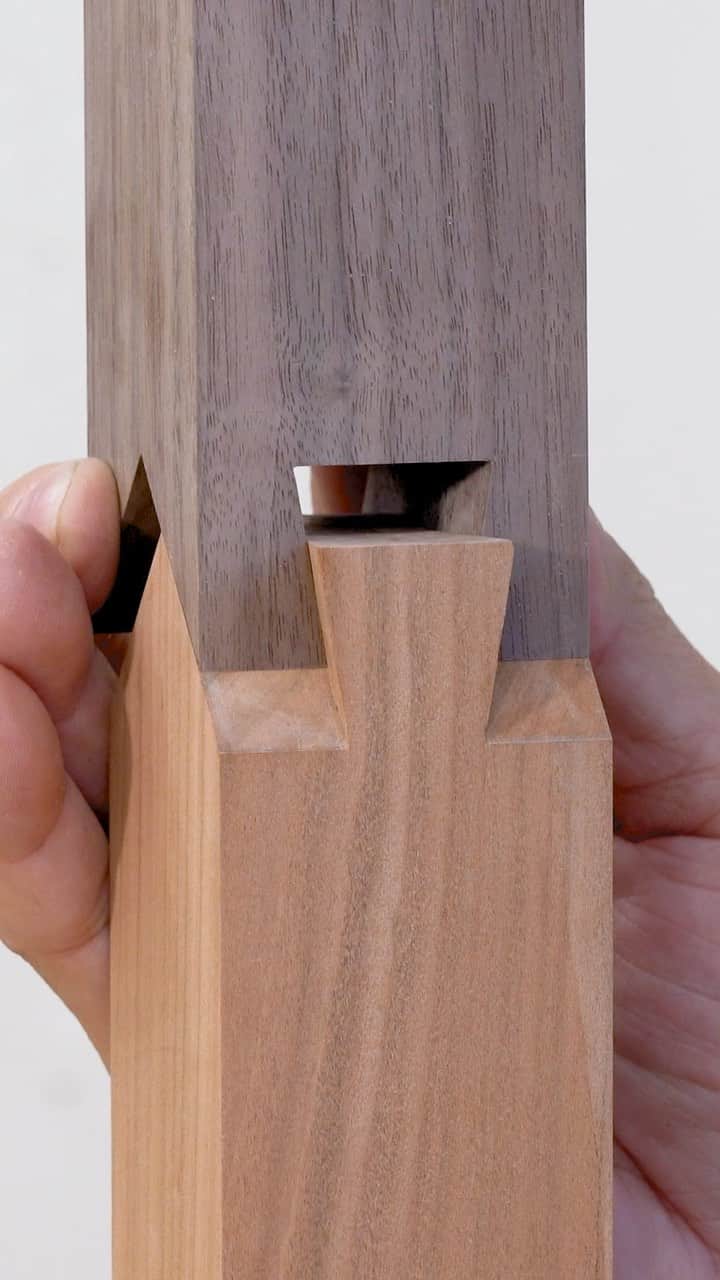 のインスタグラム：「Making the Japanese woodworking joinery, “Osaka-jo otemon hikae-bashira tsugite” (Osaka castle otemon gate’s pillar splice).  The two sides have a mountain-shaped joint, and the two sides have a dovetail joint. This joint was for a long time a mysterious and impossible joint; X-ray photography finally revealed its internal structure in 1983. It is a superior and solid joint that can support tons of weight without adhesives.  Watch the rest on YouTube! (You can also visit our Youtube from the linktree in bio)  #suizan #suizanjapan #japanesesaw #japanesesaws #japansäge #sierrajaponesa #sciejaponaise #japanesetool #japanesetools #handsaw #pullsaw #ryoba #dozuki #dovetail #flushcut #woodwork #woodworkers #woodworking #woodworkingtools #大阪城大手門控柱」