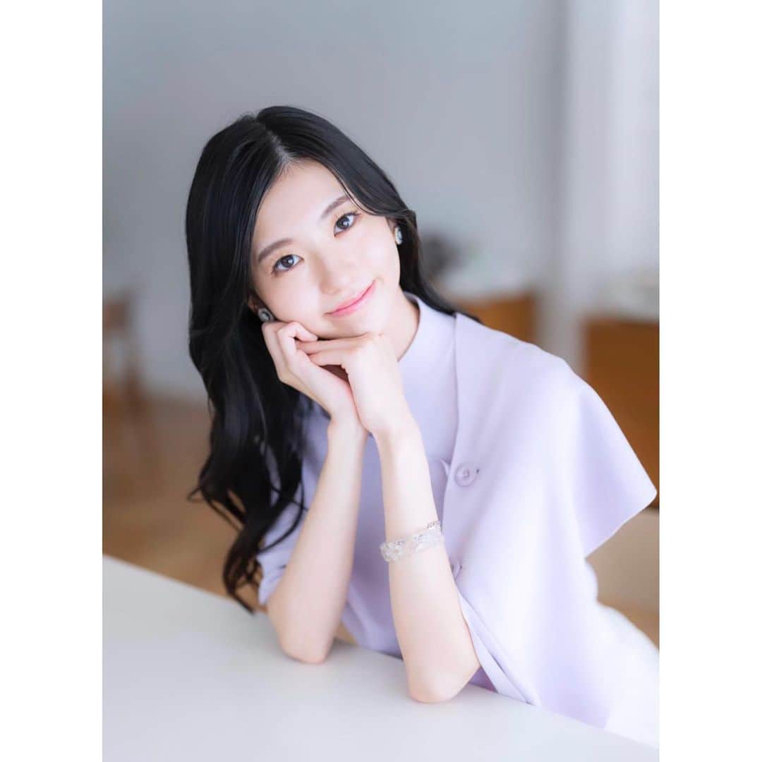 大島璃音のインスタグラム：「. 今日でデビュー1周年を迎えることができました🕊  支えてくださった周りの方々、 そして応援してくださる皆様に改めて感謝申し上げます。  2年目も自分らしく誠意を持って お仕事に励んでいきたいと思います！ どうぞよろしくお願いいたします🦔❤︎」
