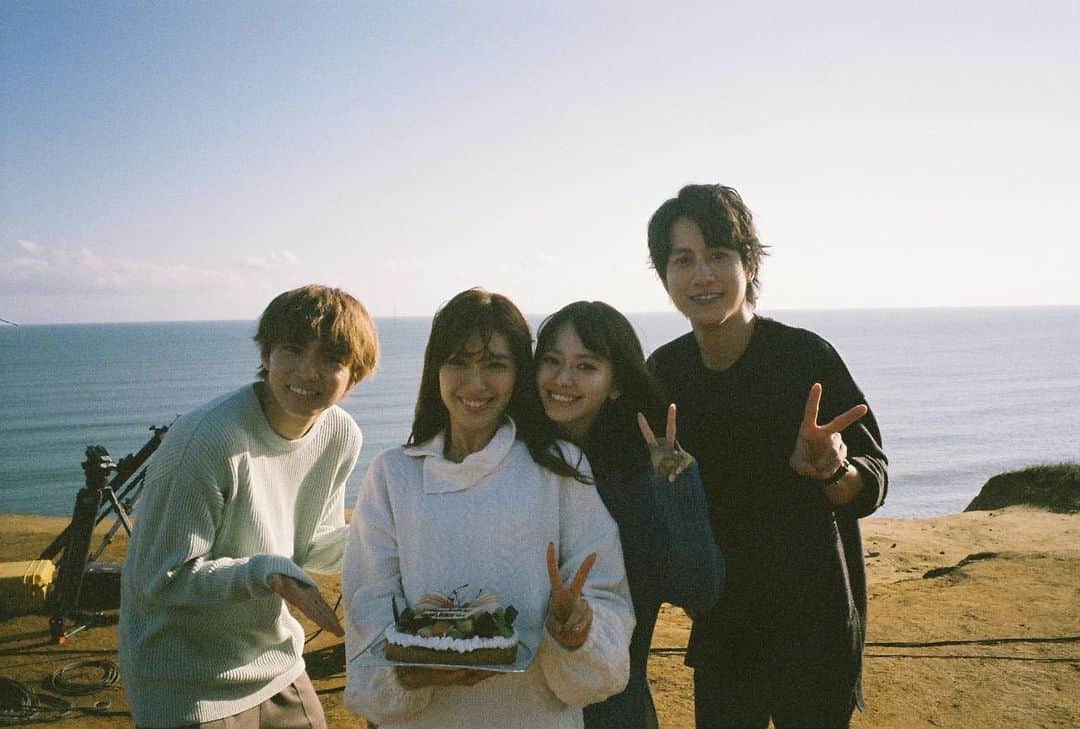 瀧本美織のインスタグラム：「崖のシーンは、誕生日の日の撮影でした。お祝いもしてもらいながら…感謝🥹✨  陽が沈むまでに撮りきらなければという戦いでもありましたが、みんなで集中しひとつになれた時間は楽しく、刺激的でこの日も忘れられない一日になっています☺️   @sister_ytvdrama   #Sisterドラマ」