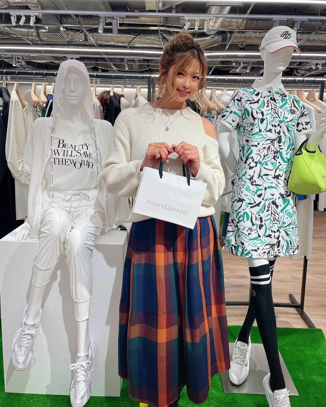のインスタグラム：「こんにちは🫶 先程Pinky&dianne  @pinkyanddianne_official の展示会いってきました💕 ゴルフウエアもあって素敵でしたー！ ゴルフのときに着れるジャケットずっと色々探してて、中々見つからなかったけど、ここで素敵なジャケットみつけた❤️❤️ オーダーしてきた😍 届くの楽しみだな☺️❤️  ノベルティガチャでエコバッグ当たってうれぴー😆💓   #Pinky&dianne #ピンキーアンドダイアン  #展示会 #ゴルフウエア #ゴルフ女子コーデ  #ファッションコーデ  #キレイめコーデ  #アラサーコーデ #アラフォーコーデ」