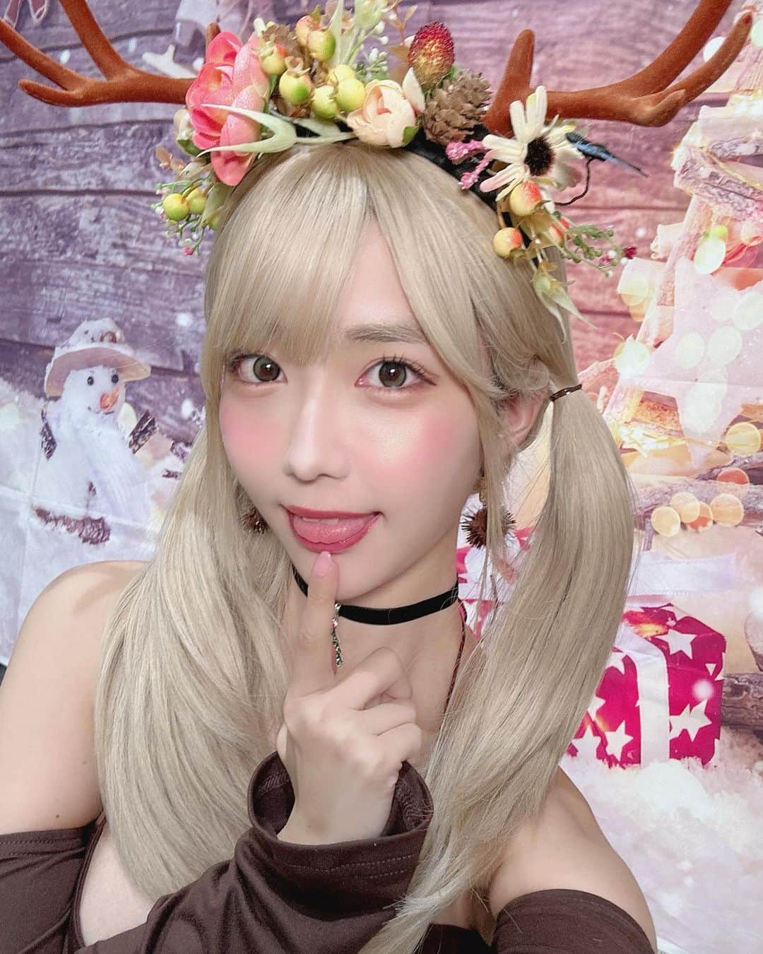 天羽希純のインスタグラム：「ギャルみんも好き……？  #クリスマス #クリスマスコスプレ #金髪 #ツインテール #水着 #ビキニ #グラビア #gravure #bikini #谷間  #巨乳 #フェチ #泳装 #おしり #くびれ #太もも #Japanesegirl #cosplay #cosplayer #コスプレ #swimwear #lingerie #內衣 #selfie #수영복」