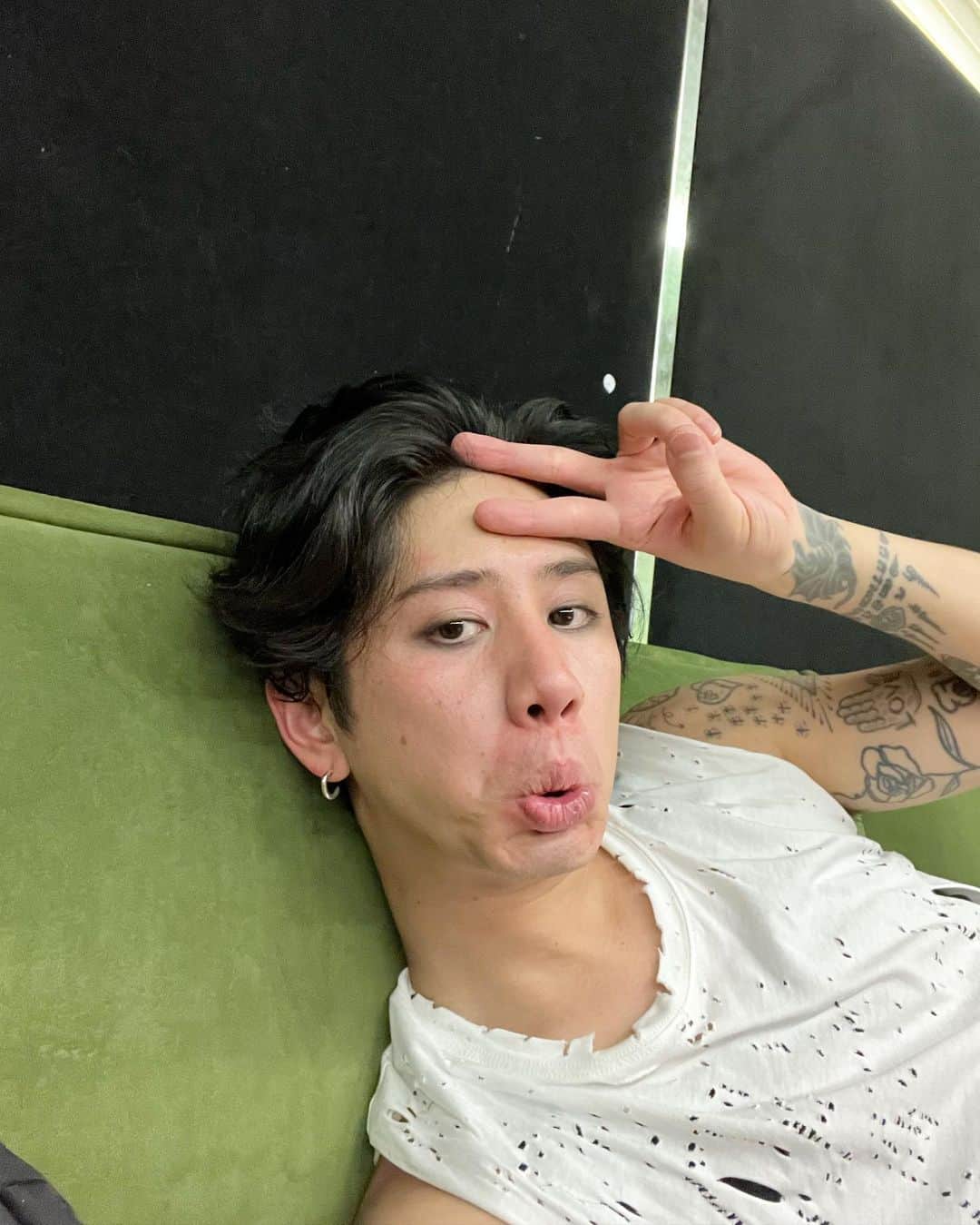 Taka のインスタグラム：「@goodthingsfestival 初日終了！ ちょっと上手く歌えなくて悔しかったなー。。。 明日も明後日もあるから頑張ろっと！  Thank you for having us Melbourne!!! Crowd was really good!!! I hopefully see you soon guys🤘🏼🇦🇺」