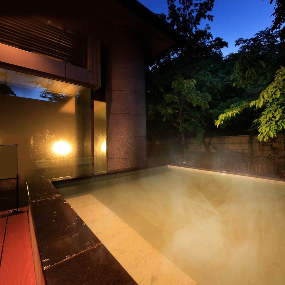 仙石原 別邸風雅【公式Instagram】のインスタグラム：「. 【大浴場の温泉でほっこりと】  こんにちは、箱根風雅でございます。  早いもので12月を迎え、日々寒くなってきておりますが、皆様いかがお過ごしですか？  こんな寒い季節にぴったりな、箱根の温泉。当館の温泉大浴場では、箱根十七湯の一つである強羅温泉をお愉しみいただけます。  強羅温泉の特徴は、なんといってもその保温性の高さです。温まりの湯としても評判で、冷え性の方にも人気がございます。  この機会にぜひ、仙石原の自然風景とともに温泉をお愉しみくださいませ。  当館では、客室露天風呂、美味しいお料理、その他最高のサービスで皆様をお迎えいたします。🍁 ご来館をお待ちしております。  ―――――――――――――――――――― 　大人の時間を愉しむ宿　箱根風雅 　https://www.hakone-fuga.com  〒250-0631 　神奈川県足柄下郡箱根町仙石原1246-773  　お電話でのご予約・お問い合わせ 　0570-071-568(9:00～19:00) ――――――――――――――――――――  #箱根風雅 #大人の時間を愉しむ宿 #箱根#女子旅 #女子会 #朝食 #デザート #カクテル #ノンアルコールカクテル #ステーキ #ライブキッチン #部屋食 #浴衣 #箱根 #仙石原 #温泉 #強羅温泉 #岩盤浴 #ジャグジー #貸切 #露天風呂 #客室露天風呂 #箱根風雅日記 #箱根旅 #お品書き #記念日 #風雅 #温泉旅行  #hakonefuga #hakone #sengokuhara」