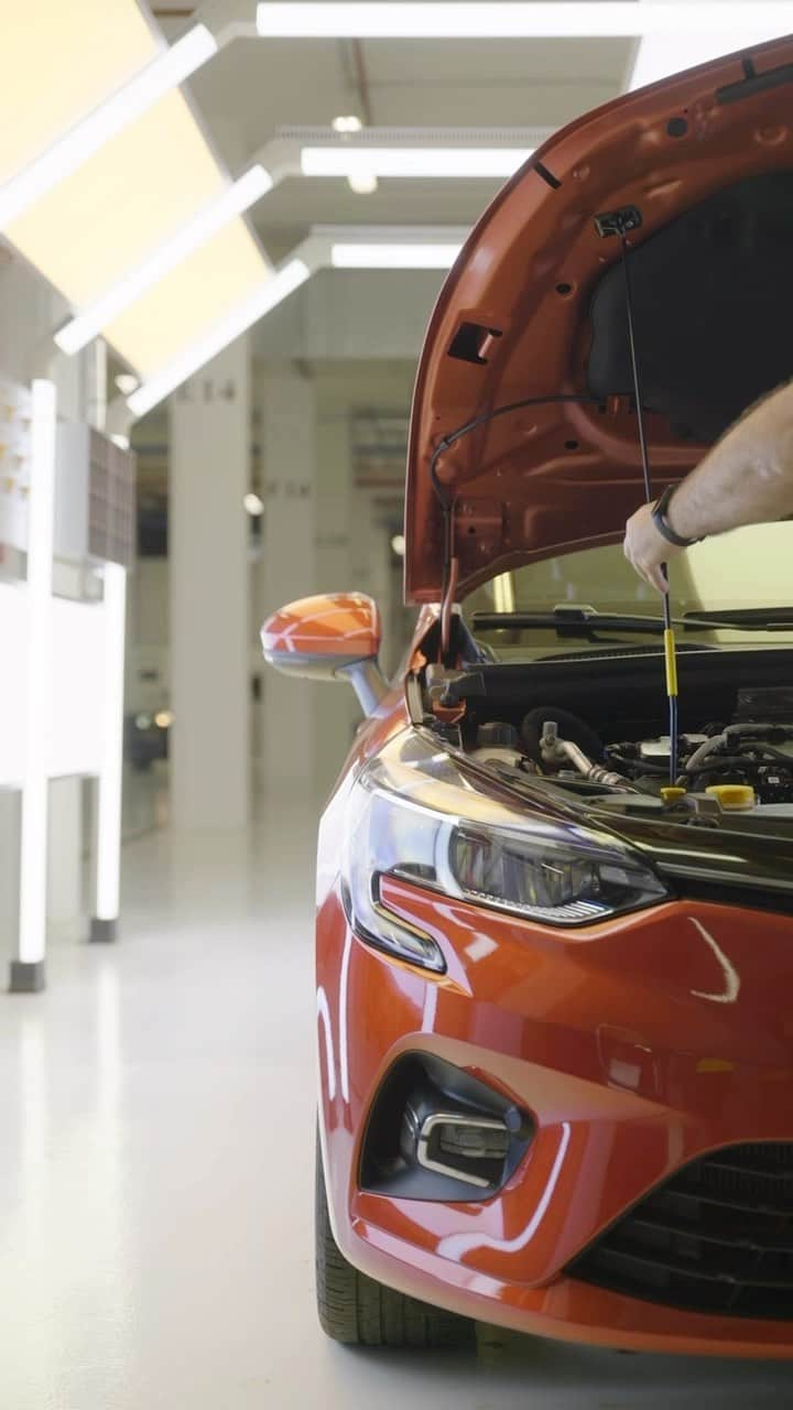 ルノーのインスタグラム：「This car is not new, but renewed. ♻️ After the Flins Refactory in France, Spain welcomes its first factory dedicated to the #CircularEconomy of mobility: the Seville Refactory! Inside the Refactory, the Factory VO is the department specialised in the reconditioning of used vehicles.」