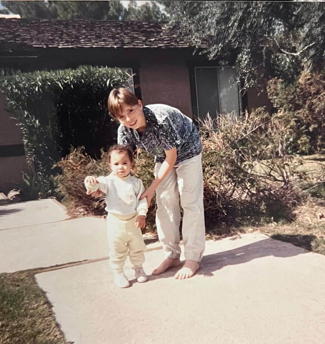 シャイエン・ウッズのインスタグラム：「On Nov 20, 2022 I lost my big brother.  Justin was kind, curious, passionate and always wanted to help others.  Most recently, he was wanting to help invent a better stroller for Cameron and I to run with ❤️ My heart aches, and I think about him every day.  He will forever be in the hearts of my family and I.  Love you forever, Justin.」