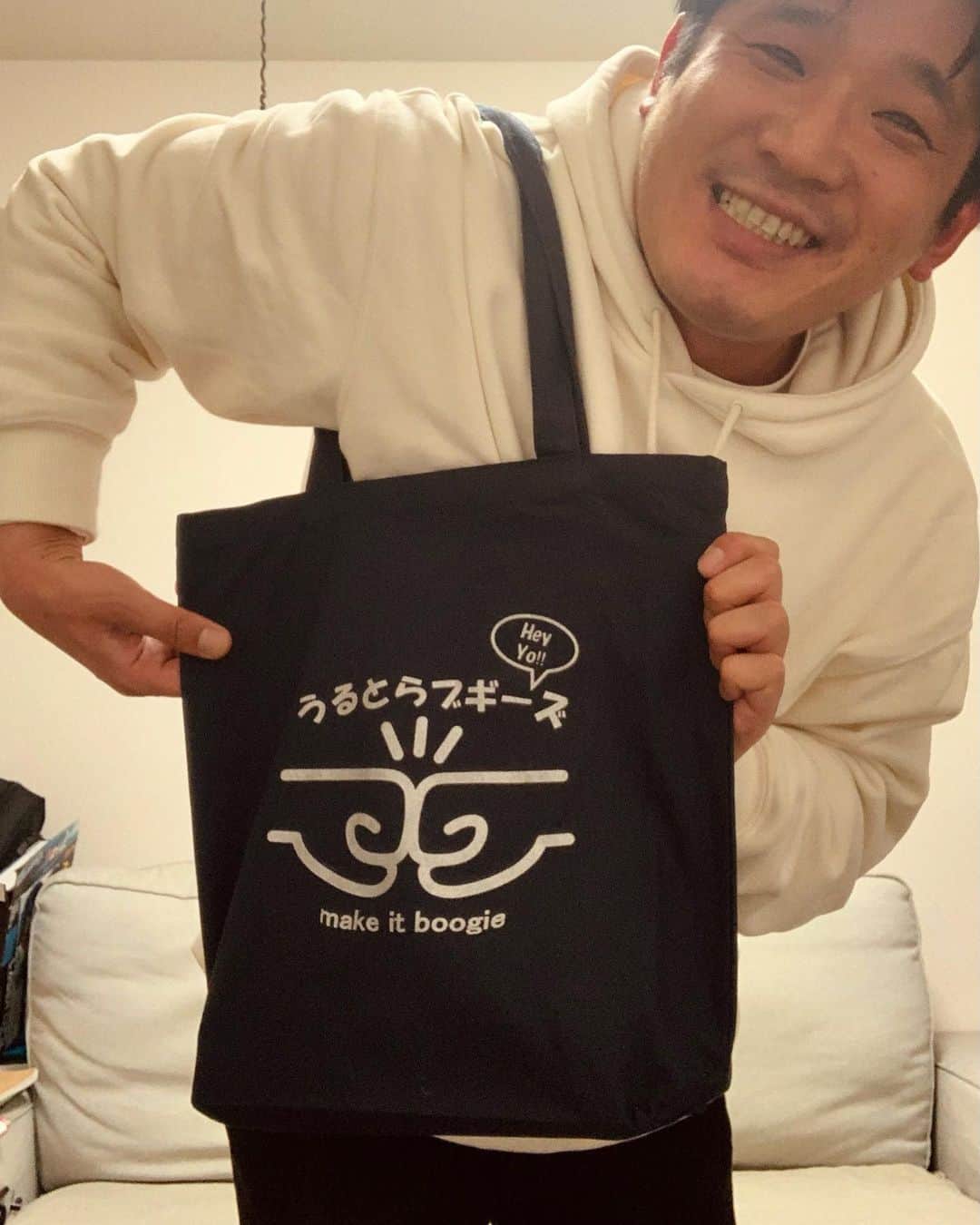 佐々木崇博（うるとらブギーズ）のインスタグラム：「「環境×SDGs 笑いで繋がるSDGs！HA!HA!HA! HAMAMATSU!!やらまいかキャンペーン」 第三弾テーマは『サステナブルな暮らし』という事で普段僕が使ってるエコバッグを投稿させていただきます！！  こちらは以前単独ライブを行った際僕の両親が自主制作で作ってきたグッズ「うるとらブギーズエコバッグ」です。僕らが単独ライブやる度に両親がグッズを作って浜松からやって来てお客さんにお配りするという流れが出来ておりまして毎回単独ライブ決まる度に次は何にしようかと頭を悩ませているようです。感謝感謝ですね！！  第三弾テーマサステナブルな暮らし 　キャンペーン応募期間：12/1(木)～1/31(火) 　キャンペーン公式サイト：https://www.hahaha-hamamatsu.com/sustainable  第二弾の「リユースファッション」は12/31(土)まで開催中でございます！！  投稿していただいた浜松市在住の方の中から、抽選でカタログギフト「浜名湖だより」 (5,500円相当)を総計80名様に、あらいぐまラスカルの「PAPLUS®プラスチックフリーカップ」を総計150名様にプレゼントします。  浜松のみんな！やってみた方がいいもんでよろしく頼むに！  #サステナブルな暮らしでハハハ、#浜松市、#PR」