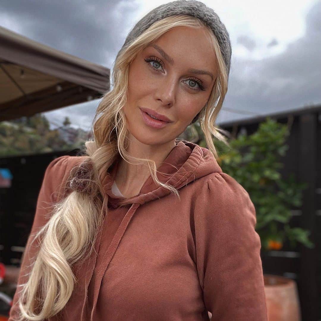 カリディー・イングリッシュのインスタグラム：「Gray skies sing like silver linings. ☁️  I’ve been longing to be musical, like an old friend I forgot to fall in love with.   Until they returned home 🤍🎶」