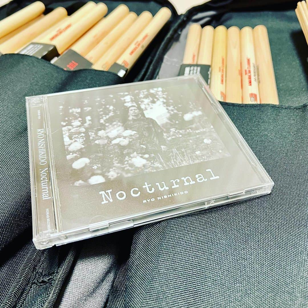 藤原佑介のインスタグラム：「11/30に発売となりました錦戸亮さんアルバム「Nocturnal」より M1 ノクターナルアニマルズ M3 Good time M4 デジャヴ M6 dusk M7 input M9 Shabby M12 output M13 ヒトメボレ M14 ホンキートンクラプソディ chapter2. REC参加させて頂いてます！是非！ #錦戸亮 #Nocturnal #pearl #sabian #vicfirth」