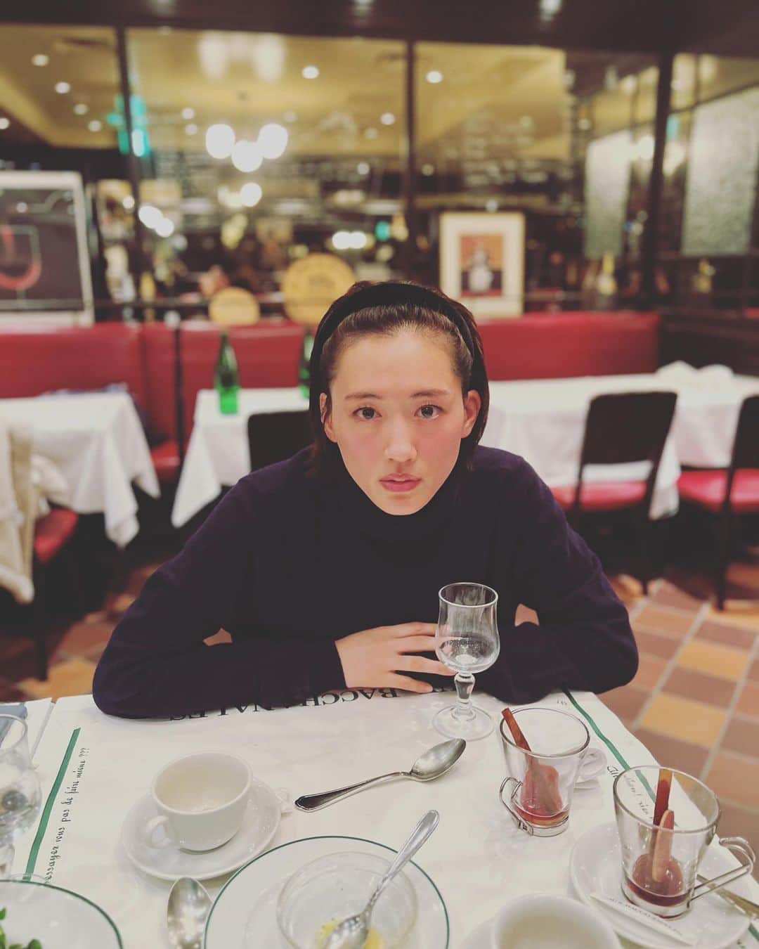 椎名直子のインスタグラム：「はること。  話がつきない夜😆  ちょっち笑いすぎじゃん？  それ、 わたしのカチューシャだしぃ！  #ナターシャと#ハルーシャ」