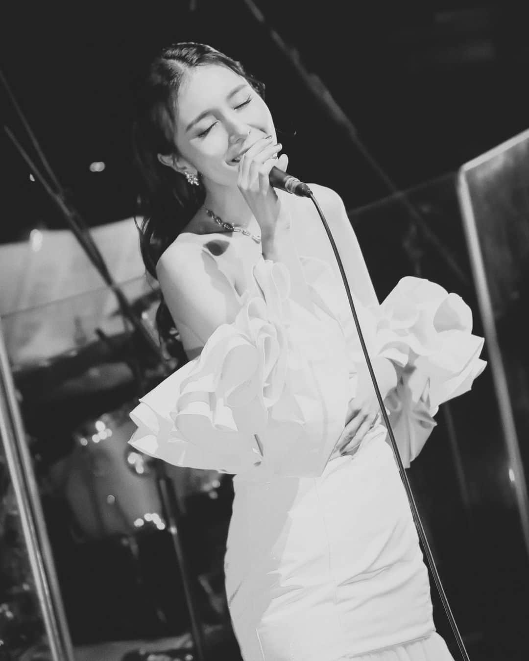 May J.のインスタグラム：「「May J.azzy Christmas Billboard Live Tour 2022」東京公演に来てくれたみんなありがとう！ デビュー当時から数多くの憧れのアーティストさんを観によく足を運んでいたこのゴージャスな会場でワンマンをやるのがずっと夢でした😭✨ ステージからみるみんなの姿、そして外の景色もイルミネーションが灯されていて最高に綺麗だった！！🎄🎉 客席とステージの近さが今まででNo.1だったと思う🤣　ほんとうに近くてびっくり！ 客席にいる一人一人と目を合わせながら歌を届けられる喜びを噛み締めながら、2ステージ全力で歌い切りました！！ みなさん、楽しんでいただけましたか？  いやぁー、楽しかった。 本当に心から楽しかった。 バンマスの佐山こうたくん率いるバンドのみんな、息がぴったりで本当にカッコよかったー！リハではなかなか出ないグルーヴ感や、アドリブが本番で炸裂しまくり。 やっぱりお客さんがいるってすごいパワー。 今まで頑張ってきて本当によかったなって思える瞬間でした。 忘れられないライブ、一緒に過ごしてくれたみんなありがとう🥹  もうすでに次の横浜公演が待ちきれない！ 過去最高を更新する気持ちで挑みます✨ みんな是非遊びに来てねーーー！ 待ってるよーーーー💕   #BillboardLive東京公演  Stylist @kozasho  Makeup @george828   ●2022年12月6日（火） Billboard Live YOKOHAMA 1stステージ 開場17:00 開演18:00  2ndステージ 開場20:00 開演21:00  ＜チケット＞ http://www.billboard-live.com/pg/shop/show/index.php?mode=detail1&event=13781&shop=4#unsoldseat」
