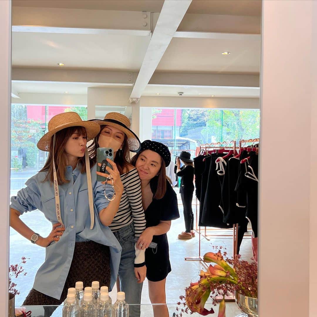 のインスタグラム：「ヨン　@youn1029 と  @mikomori_official  @third_magazine 展示会へ💗  コズコズに会うと テンションが上がるなぁ。 楽しかった💗 @cozcozrin   夏が楽しみ🌈」
