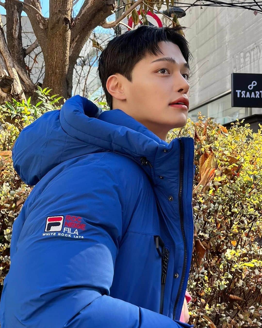 ジョンヒョクさんのインスタグラム写真 - (ジョンヒョクInstagram)「#광고 #FILA #휠라패딩 #화이트락   가슴 한켠에 붕어빵 사먹을 2천원을 둬야할 날씨가 찾아왔습니다.  역시 패딩만한게 없죠. 휠라 헤리티지 라인인 블루 화이트락으로 쿨하게 입어보시는건 어떨까요?」12月2日 16時18分 - artistboy_