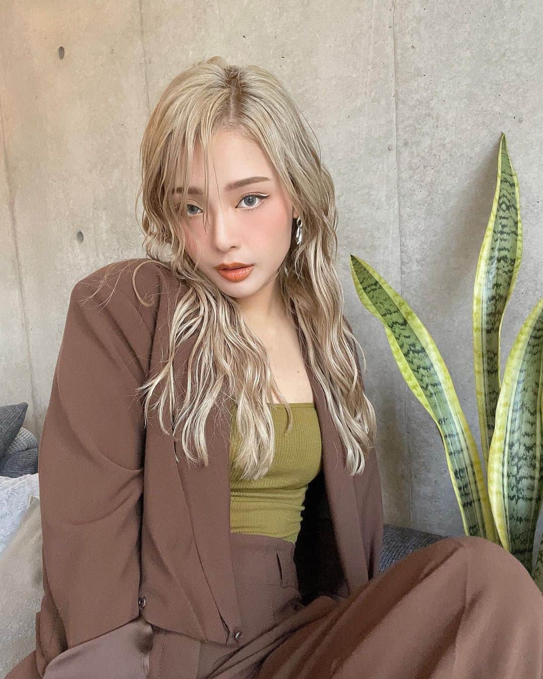 のインスタグラム：「1年半ぶりくらいのロング🌿  @soga_rollen_gm ✂︎  ばっさりボブでも、シールエクステで キレイに馴染ませてくれて、ありがとーう🤍  カラーの色合わせも完璧👏✨」